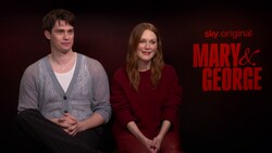 Oscar-Preisträgerin Julianne Moore und Nicholas Galitzine im krone.tv-Interview. (Bild: krone.tv)