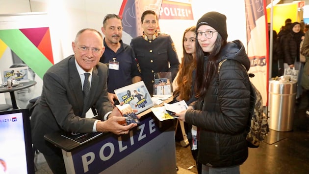 Innenminister Gerhard Karner (ÖVP) am Messestand der Polizei (Bild: Martin Jöchl)