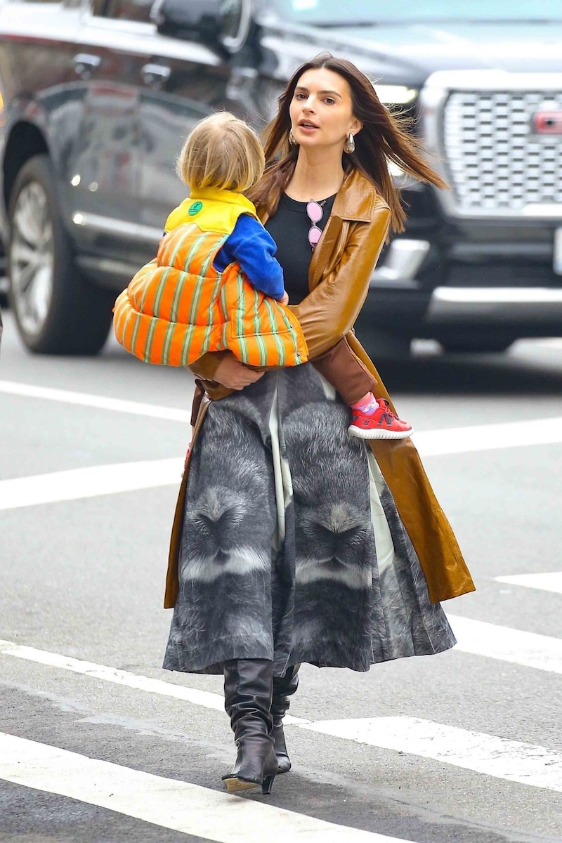 Emily Ratajkowski mit Sohn Sebastian Bear-McClard in New York. (Bild: www.PPS.at)