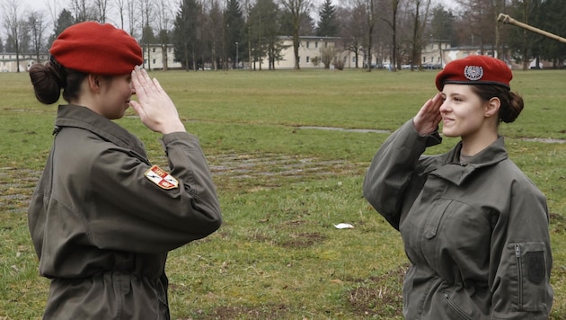 Daniela Egartner (left) trains young recruits like Adriana Miletic in St. Johann. (Bild: Tschepp Markus)