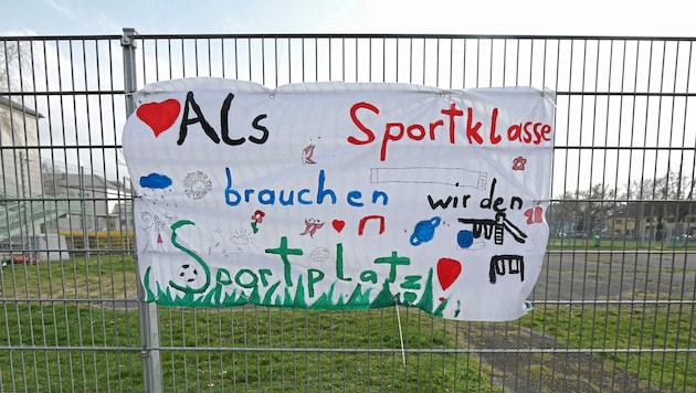 Protest by pupils in Kagran: they do not want to lose their sports ground. (Bild: Gerhard Bartel)