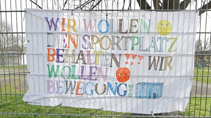 Auf dem Sportplatz sollen die Container hin. Die Schüler wehren sich.