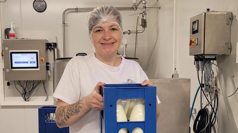 Christina Huber, Feldkirchen in Mattighofen, processes milk and runs a farm store. (Bild: ZVg)