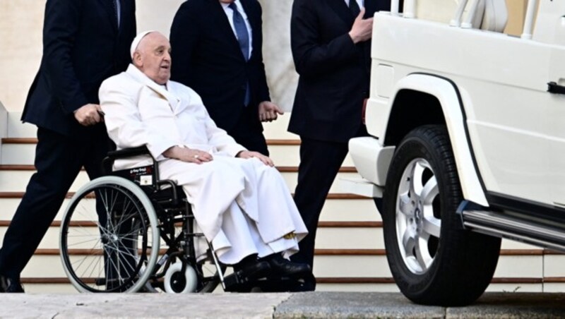 Finalement, le pape a dû être transporté en fauteuil roulant hors de la place Saint-Pierre. (Bild: APA/AFP/Alberto PIZZOLI)