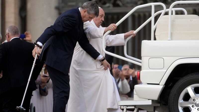 Le pape, visiblement affaibli, n'a pas réussi à monter dans la papamobile. (Bild: AP)