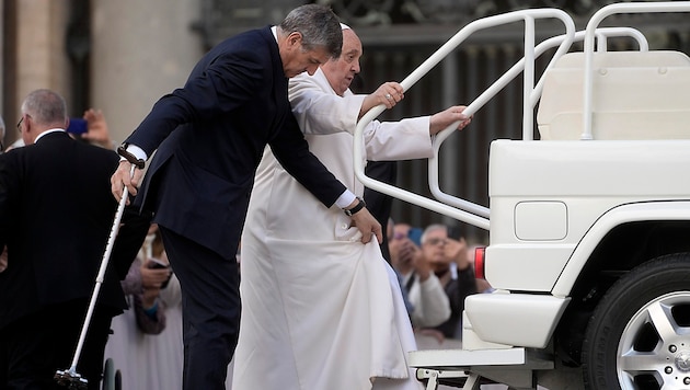 The visibly weakened Pope did not manage to get into the Popemobile. (Bild: AP)