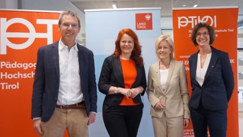 Gemeinsam mit Vertretern der Pädagogischen Hochschule Tirol stellte Landesrätin Cornelia Hagele (2.v.li.) das Fortbildungsangebot vor. (Bild: PH Tirol)