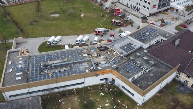 Das Gebäude ist nach der Explosion einsturzgefährdet, das Dach gehört laut Polizei abgetragen. (Bild: Lauber/laumat.at Matthias)