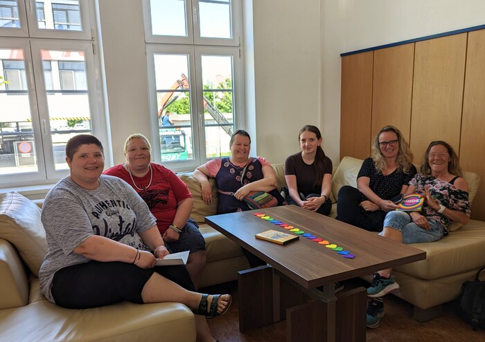 Rita Olah (2. v. re.) mit ihrem Team und drei Bewohnerinnen