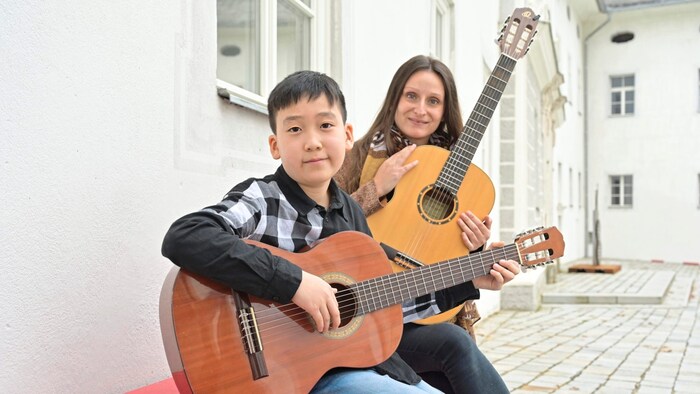 There was a small problem one day before the performance: David's guitar suddenly rattled. ...