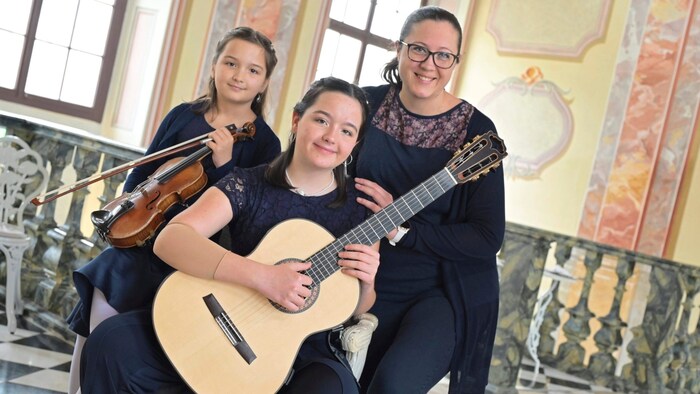 The violin is queen for Luisa. She wants to play as beautifully as her mother Martina one day. ...
