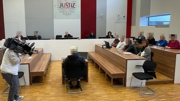 The jury found it difficult to follow the defendant's explanations. In the end, they agreed on a lenient sentence. (Bild: Krone KREATIV)