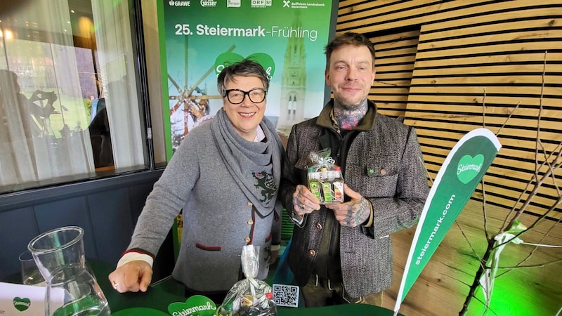 Gabi und Sohn Cajetan Arzberger  (Bild: Christa Blümel)