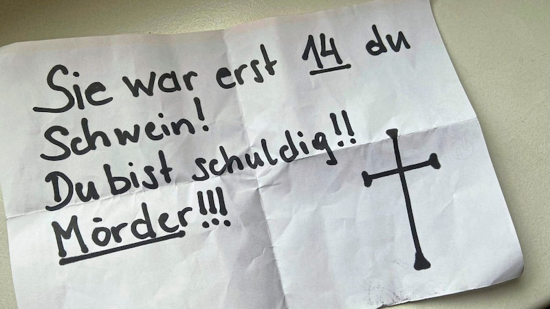 The man is not suspected of any crime - but the threatening messages from strangers outside his door are unmistakable. (Bild: Klemens Groh, Krone KREATIV)