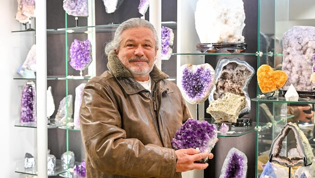 Mineralien- und Fossilienhändler Maximilian Pfleger (63) mit einem violetten Amethyst. (Bild: Dostal Harald)