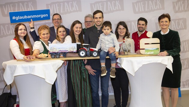 Strahlende Sieger: Familie Hütter aus dem südoststeirischen Krusdorf mit LK-Steiermark-Vizepräsidentin Maria Pein (re. außen) und Steiermärkische-Sparkasse-Vorstand Oliver Kröpfl (3. v. li.). (Bild: LK Stmk/Foto Fischer)