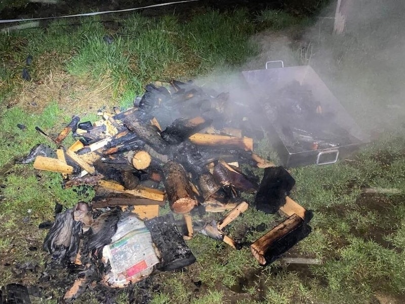 Das Brandgut wurde ins Freie gebracht. (Bild: Feuerwehr St. Andrä im Lavanttal)