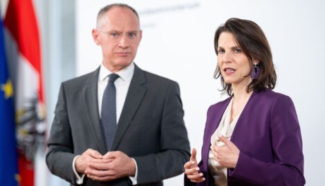 Auf Lösungssuche im Bereich Jugendkriminalität: Innenminister Gerhard Karner und Verfassungsministerin Karoline Edtstadler (Bild: APA/Georg Hochmuth)