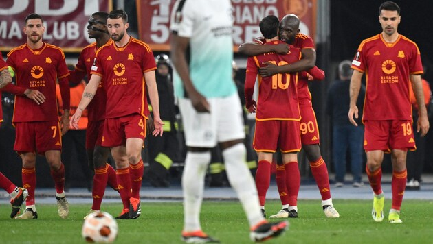 Jubilation among the AS Roma players ... (Bild: AFP)
