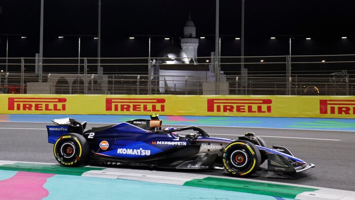 Logan Sargeant konnte gerade noch ausweichen, Hamilton behinderte ihn.