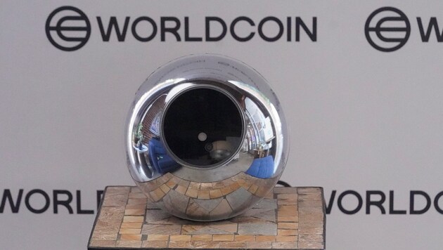 Über solche Kugeln können sich Worldcoin-Nutzer per Iris-Scan registrieren lassen. (Bild: AP)