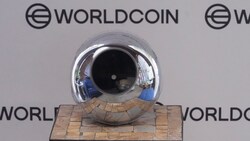 Über solche Kugeln können sich Worldcoin-Nutzer per Iris-Scan registrieren lassen. (Bild: AP)