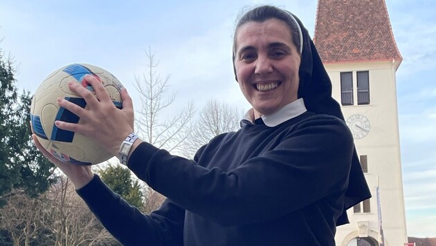 Schwester Laura mit einem Fußball (Bild: zVg.)