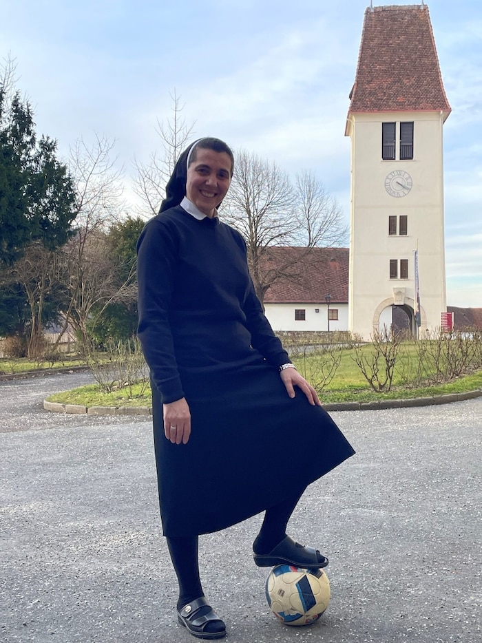 Schwester Laura und „ihr“ rundes Leder