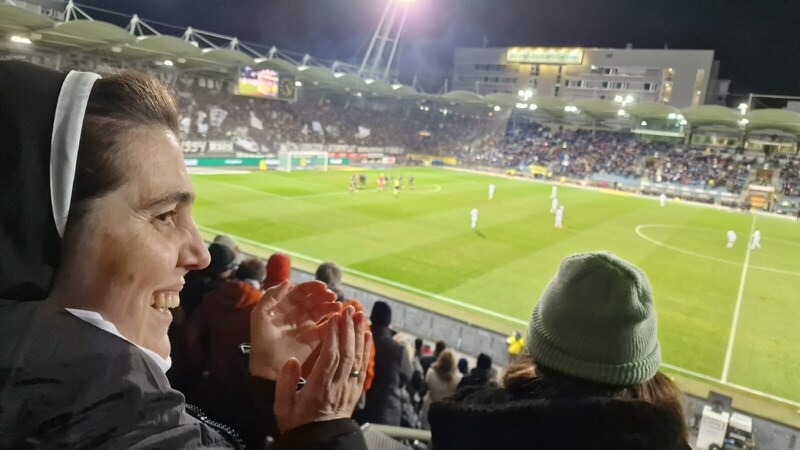 Schwester Laura im Stadion (Bild: zVg.)