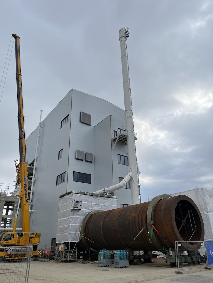 The catalytic converters are "roasted" in the rotary kiln (front photo), which weighs a good 150 ...