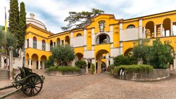 Im Vittoriale degli Italiani am Gardasee kam es zu einem spektakulären Kunstdiebstahl. Alle Werke, Schmuckstücke und Goldskulpturen, aus denen die Ausstellung bestand, wurden in der Nacht auf Donnerstag entwendet. (Bild: ALBERTO POLETTI ONDANOMALA, stock.adobe.com)