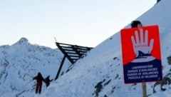 Gegen eine solche Lawinenverbauung aus Stahl knallte der Skifahrer. (Bild: Roland Muehlanger)