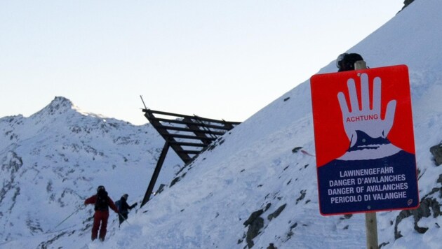 El esquiador chocó contra una de estas barreras de acero contra aludes. (Bild: Roland Muehlanger)