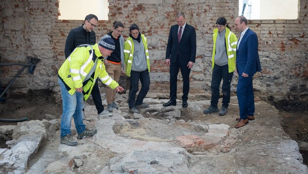 LH Thomas Stelzer inspects the archaeological work in "his" building. (Bild: LAND OÖ / ANTONIO BAYER)