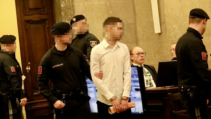 Der 21-jährige Viertangeklagte will mit der Bluttat gar nicht zu tun gehabt haben.