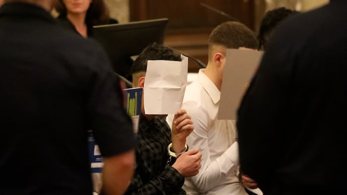 Die vier Algerier werden im Wiener Landesgericht stark bewacht.