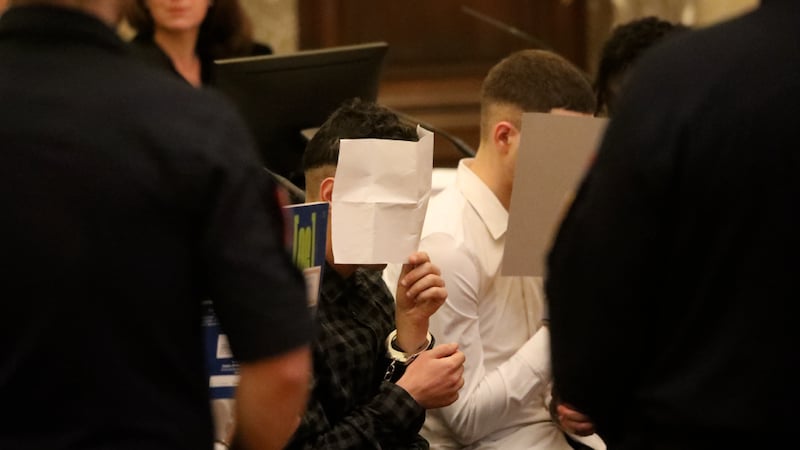 Les quatre Algériens sont fortement surveillés au tribunal régional de Vienne. (Bild: Martin Jöchl)