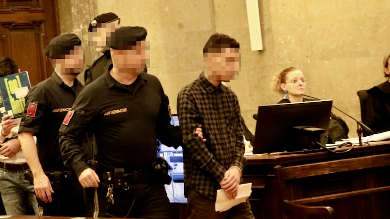 The third defendant (29) claims to have been good friends with the murder victim. (Bild: Martin Jöchl, Krone KREATIV)