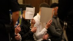 Vier Männer müssen sich vor Gericht verantworten.