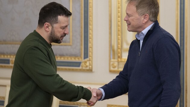 British Defense Secretary Grant Shapps (right) announced on Thursday evening after a visit to Kiev that his country will send 10,000 drones to Ukraine. (Bild: AFP/Ukrainian Presidential Press Service)