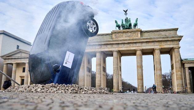 Action de protestation contre les e-fuels et pour l'e-mobilité de Greenpeace devant la porte de Brandebourg : repenser les technologies ? (Bild: Florian Boillot / SZ-Photo / picturedesk.com)
