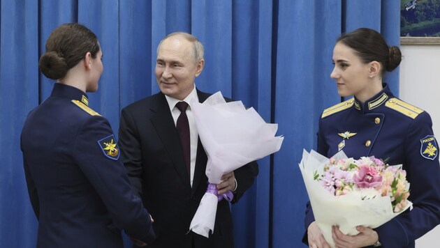 On International Women's Day, Vladimir Putin presented flowers to female soldiers at a military academy. (Bild: Sputnik)