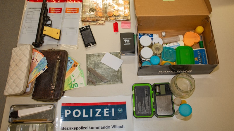 Die Polizei beschlagnahmte Drogen, Utensilien, Bargeld und CO. (Bild: LPD Kärnten)