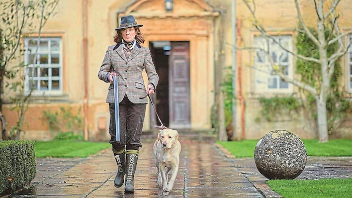 Joely Richardson als Lady Sabrina, eine reiche Adelsdame.