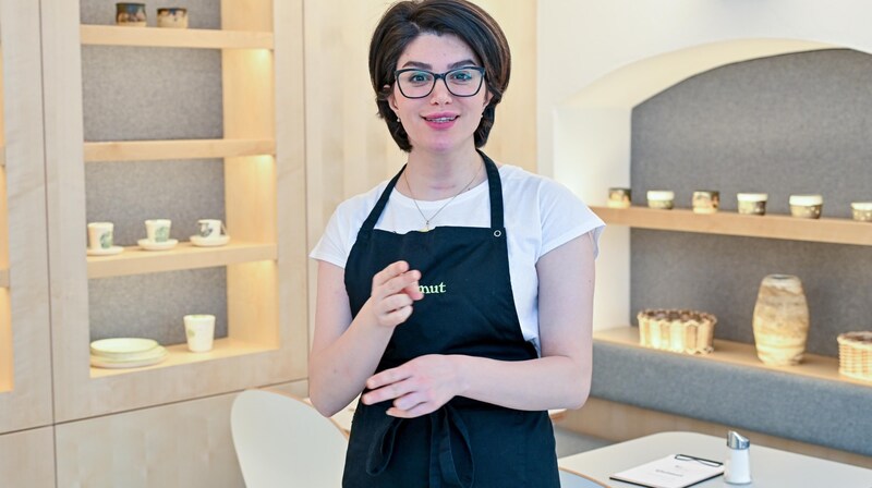 Faie (33) ist hörbeeinträchtigt, macht eine Ausbildung in Österreichs erstem Gebärdensprachcafé (Bild: Dostal Harald)