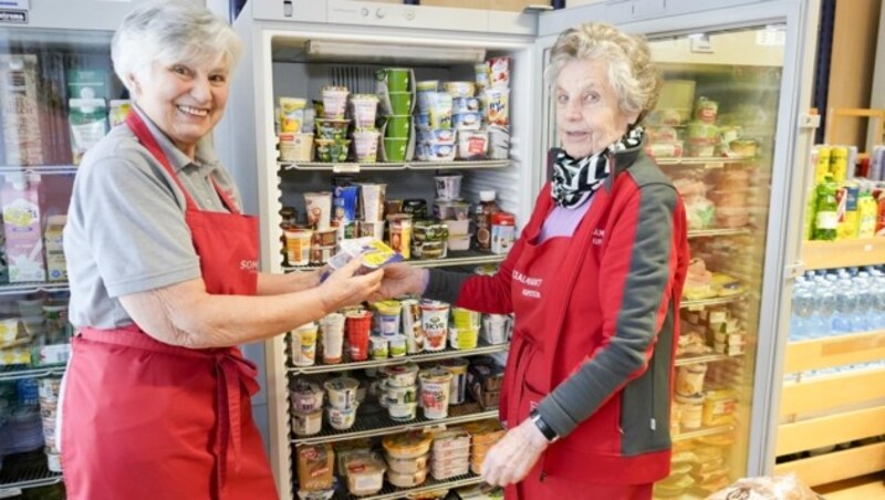 Leopoldine (rechts) war früher selbst Kundin. Nun hilft die 83-Jährige wie auch Mitarbeiterin Christine beim Einräumen der Lebensmittel. (Bild: Bildagentur Muehlanger)