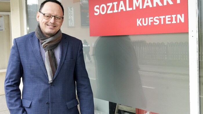 Robert Wehr vor dem Sozialmarkt mit blickdichter Milchglas-Scheibe.