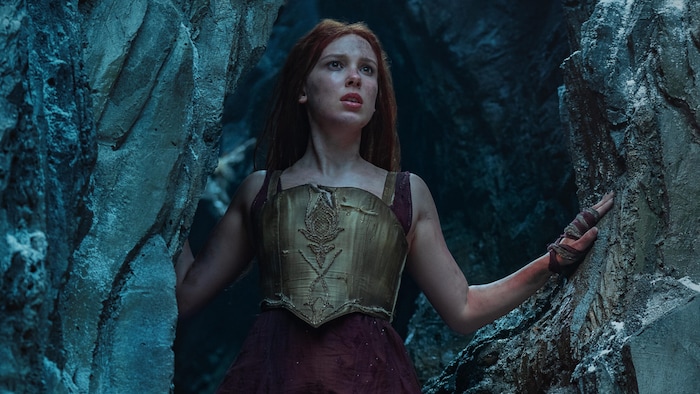 Millie Bobby Brown muss sich aus der Höhle und den fängen eines Drachen befreien.