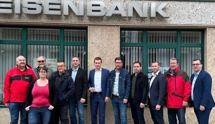 „Bürgermeistersprecher“ Fischer (rechts neben Hergovich) vor der Raika in Hohenberg–solange es ...