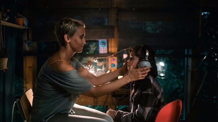 eri Baumeister spielt die Astronautin Paula, nach der ihr Mann Sven und Tochter Charly ...